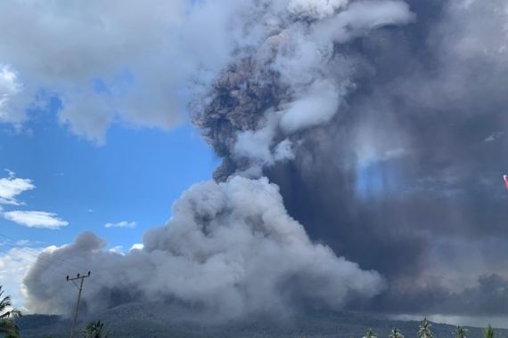 Gunung Lewotobi Laki-Laki Erupsi Setinggi 5.000 Meter  - JPNN.COM