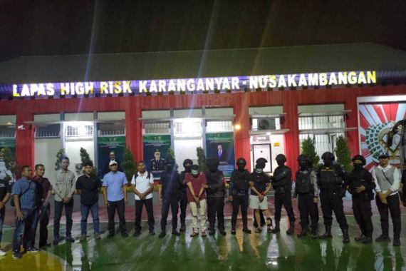 Petugas Bersenjata Api Kawal Pemindahan 2 Napi Bandar Narkoba ke Nusakambangan - JPNN.COM