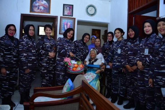 Menjelang HUT Ke-62, Korps Wanita TNI AL Beranjangsana di Wilayah Jakarta - JPNN.COM