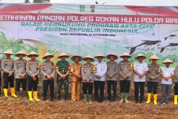 Jalankan Program Ketahanan Pangan, Polres Rohul Tanam Jagung & Tebar Benih Ikan untuk Petani - JPNN.COM