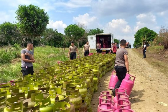 Lokasi Produksi Gas Elpiji Oplosan di Indramayu Digerebek, 5 Orang Ditangkap - JPNN.COM