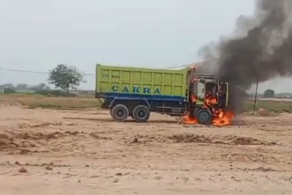 Gilas Kaki Bocah SD di Teluknaga Tangerang, Truk Dibakar Warga - JPNN.COM