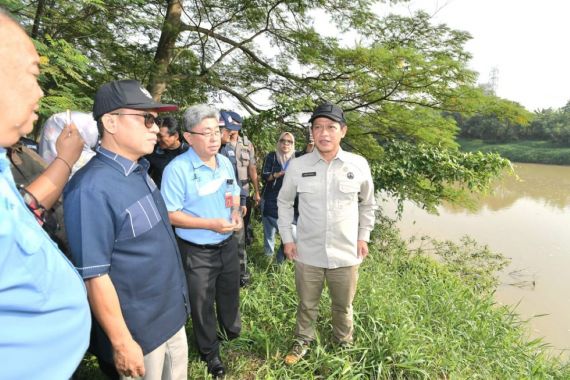 Lihat, 2 Menteri Kabinet Merah Putih Monitoring Pencemaran Sungai Ciujung di Banten - JPNN.COM