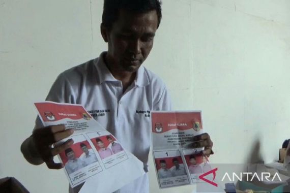 KPU Jember Temukan Ratusan Surat Suara Rusak - JPNN.COM