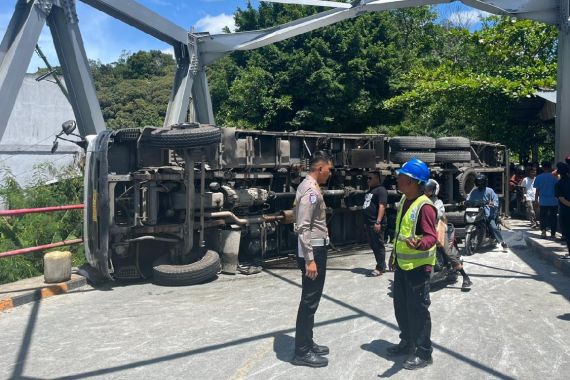 Truk Pupuk dan Tepung Bertabrakan, Lintas Sumbar-Riau Sempat Macet Total - JPNN.COM