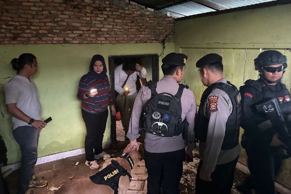 Sarang Narkoba Pekanbaru Digerebek, Brimob hingga Anjing Pelacak Dikerahkan - JPNN.COM