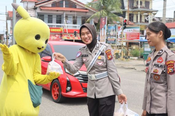 Aksi Polwan Borong Nasi Bungkus Pedagang dan Bagikan ke Masyarakat di Rohul, Lihat - JPNN.COM