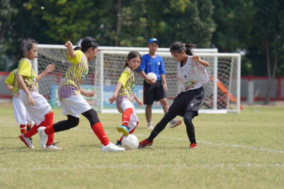 Gol-Gol Spektakuler Warnai Kemenangan SD Cinta Kasih Tzu Chi & SDN Kebagusan 03 di Partai Final - JPNN.COM