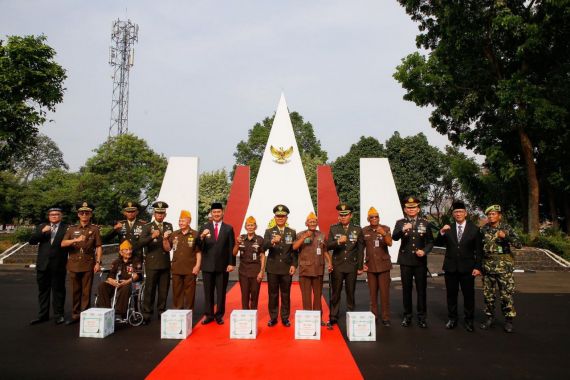 Hari Pahlawan, Pemkot Tangsel Ziarah dan Bagikan Sembako kepada Veteran - JPNN.COM