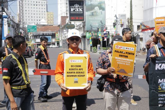 8 Orang Tewas Gegara Menerobos Palang Perlintasan Kereta Api Daop 2 Bandung - JPNN.COM