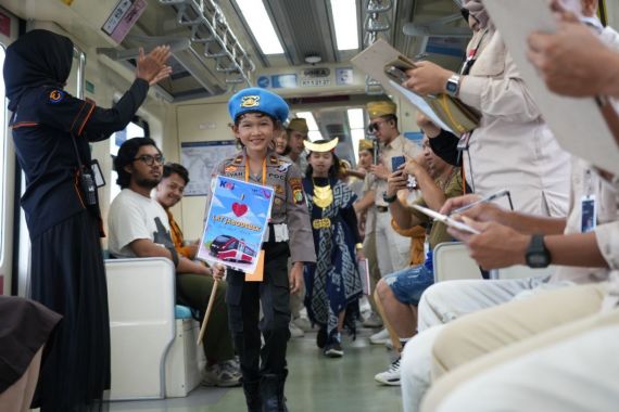 Hari Pahlawan Nasional: KAI Ajak Puluhan Anak Fashion Show di LRT Jabodebek - JPNN.COM