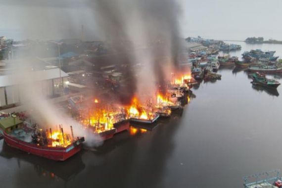 Belasan Kapal Ikan Terbakar di Pelabuhan Pekalongan, Ini Daftarnya - JPNN.COM