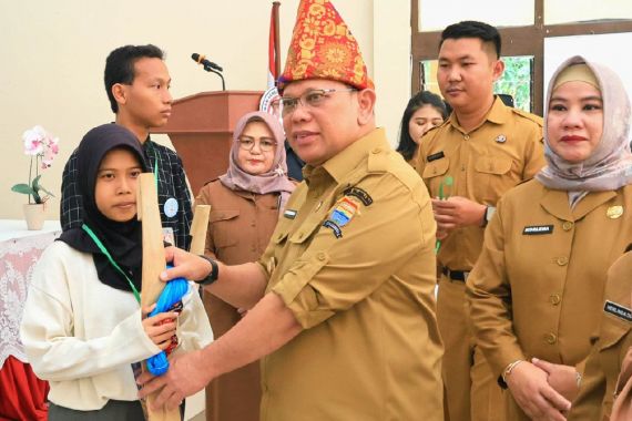 Kembangkan Potensi Anak-Anak Putus Sekolah, Pj Wali Kota Palembang Berikan Pelatihan Tenun Songket - JPNN.COM