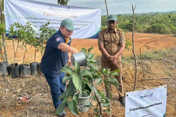 Bantu Tekan Emisi Karbon, Sanf & Asuransi Astra Tanam 600 Pohon di Penajam Paser Utara - JPNN.COM