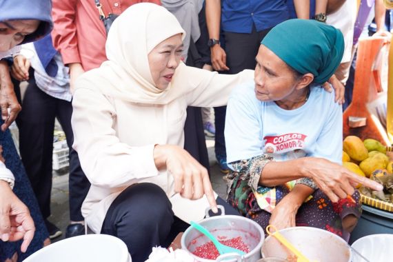 Pedagang Pasar Baru Gresik Yakin Pilih Khofifah-Emil: Pemimpin yang Terbukti Merakyat - JPNN.COM