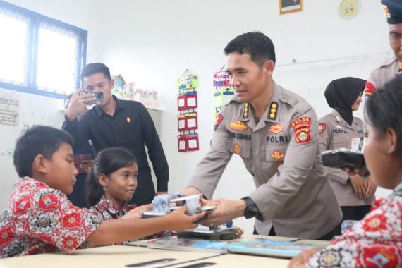 Polda Sumsel Berikan Makan Siang Gratis kepada Siswa SDN 036 Palembang - JPNN.COM