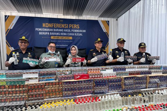 Kanwil Bea Cukai Jatim I Musnahkan Rokok & Miras Ilegal Senilai Miliaran, Tuh Lihat! - JPNN.COM