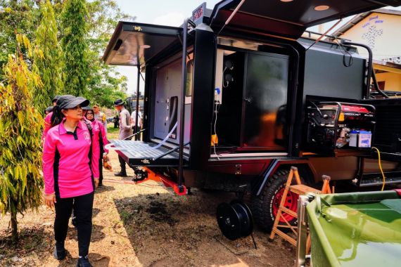 Istri Kapolri Tinjau Penyaluran Air Bersih Untuk Pengungsi Erupsi Gunung Lewotobi - JPNN.COM