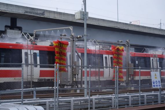 Keren! LRT Jabodebek Gunakan Sistem Cuci Kereta Otomatis dan Ramah Lingkungan - JPNN.COM