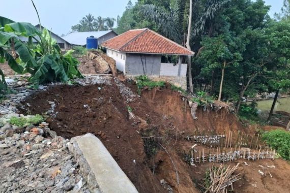 4 Santri Meninggal Tertimpa Tembok Ambruk di Pesantren Sukabumi - JPNN.COM