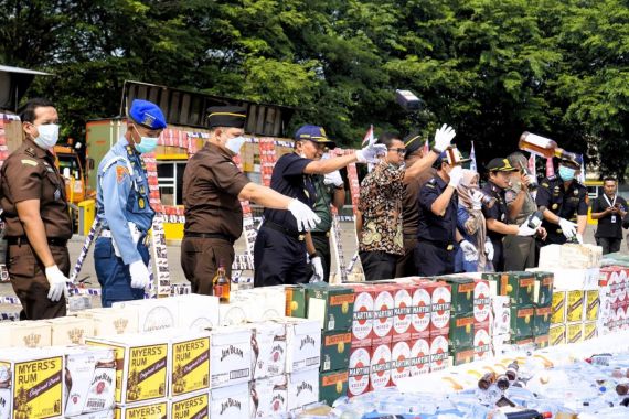 Bea Cukai Musnahkan BKC Ilegal Senilai Rp 52,1 Miliar di Tangerang - JPNN.COM