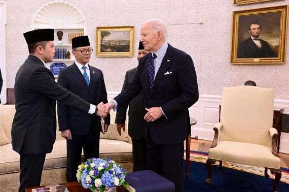 Lihat, Sikap Mayor Teddy Saat Prabowo Memperkenalkannya ke Joe Biden - JPNN.COM