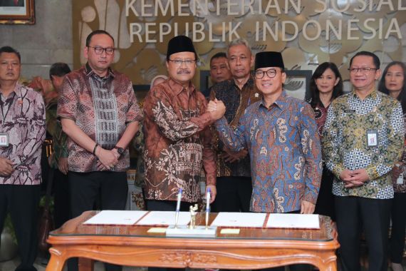 Mendes Yandri dan Mensos Gus Ipul Teken MoU, Siap Berkolaborasi Entaskan Kemiskinan - JPNN.COM