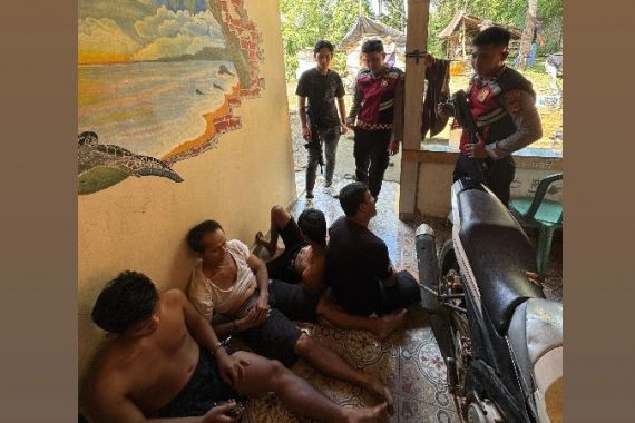 Polisi Gerebek Kampung Narkoba di Banyuasin, 8 Orang Ditangkap - JPNN.COM