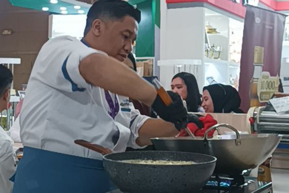 Chef Andri Purwahyulianto Bagikan Kiat Agar Aroma Minyak Wijen Keluar Maksimal  - JPNN.COM