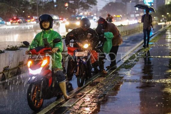 Prakiraan Cuaca Hari Ini 16 November: Waspada Potensi Hujan Disertai Petir di Sejumlah Kota Besar - JPNN.COM