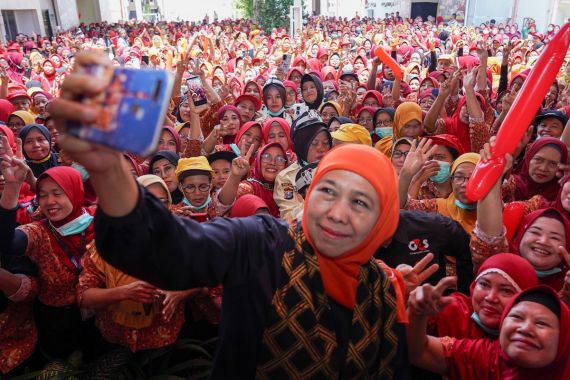 Ribuan Buruh Surabaya Bersemangat Memenangkan Khofifah-Emil - JPNN.COM