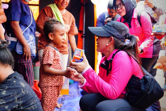 Ketua Umum Bhayangkari Hibur Anak-anak Pengungsi Erupsi Gunung Lewotobi - JPNN.COM