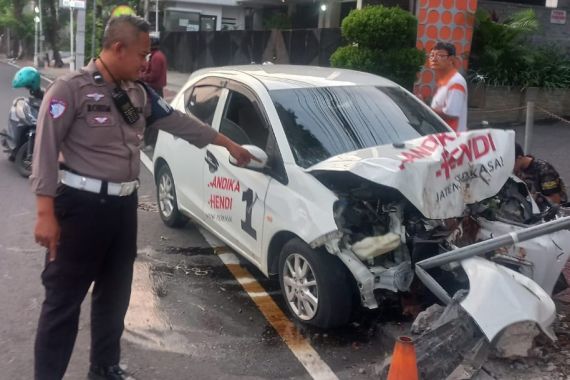 Mobil Sukarelawan Andika-Hendi Tabrak Pohon di Semarang, 2 Orang Masuk RS - JPNN.COM