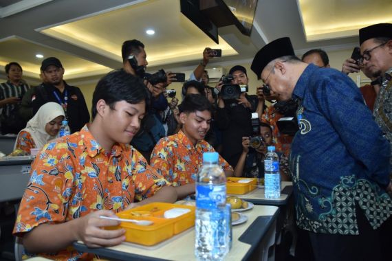 Mendikdasmen Abdul Mu'ti: Makan Bergizi Gratis Membentuk Karakter & Kepribadian Mulia - JPNN.COM