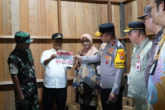 Pj Gubernur Kalimantan Timur Tinjau Daerah Terpencil Menjelang Pilkada 2024 - JPNN.COM