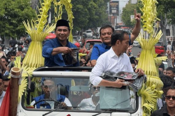 Jokowi Dampingi Ahmad Luthfi dan Gus Yasin Pawai, Disambut Puluhan Ribu Warga Banyumas - JPNN.COM