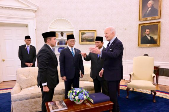 Momen Seskab Teddy Dampingi Presiden Prabowo Temui Presiden Joe Biden di Gedung Putih - JPNN.COM