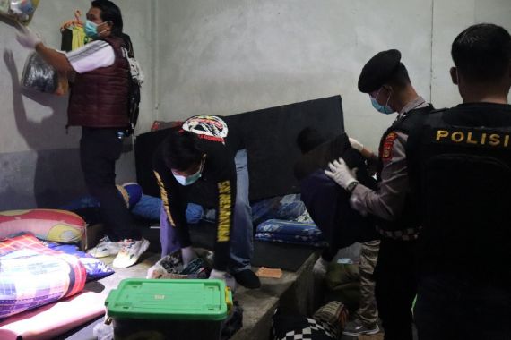 Tim Gabungan Sita 7 Unit Hp, 10 Paku & 20 Korek Api di Lapas Narkotika Muara Beliti - JPNN.COM