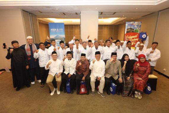 AQUA dan DMI Berangkatkan Umrah bagi Khadimatul Masjid dari Enam Provinsi - JPNN.COM