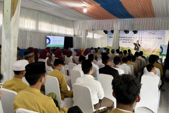 BRI Insurance Perluas Literasi Asuransi Syariah ke Pesantren - JPNN.COM