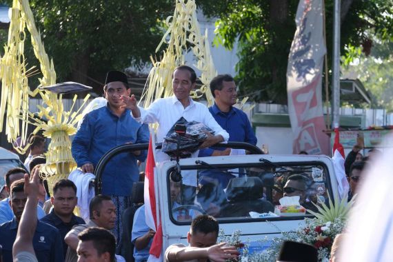 Jokowi Makin Rajin Kampanyekan Luthfi-Gus Yasin, Sekarang Turun ke Blora dan Grobogan - JPNN.COM