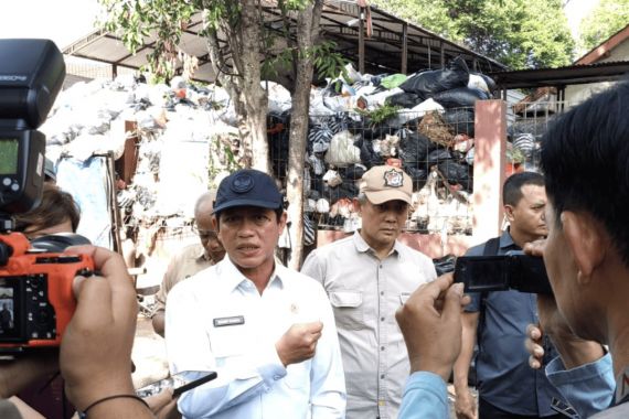 Geram Melihat Sampah di TPS Mandala Krida, Menteri LH Panggil Pemkot Yogyakarta - JPNN.COM