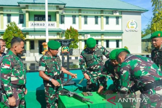 Warga Timor Tengah Selatan Serahkan Senjata & Peluru Aktif ke Korem Wira Sakti - JPNN.COM