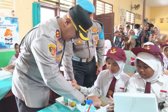 Dukung Program Prabowo, Polisi Bersama Jurnalis Gelar Uji Coba Makan Siang Bergizi di Sekolah - JPNN.COM