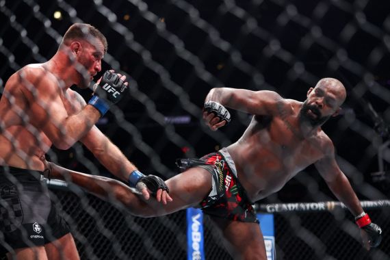 Hasil UFC 309: Jon Jones Berhasil Menumbangkan Stipe Miocic dengan Tendangan Memutar - JPNN.COM