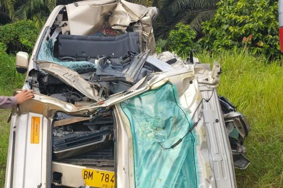 Toyota HiAce Hantam Truk Hino di Tol Pekanbaru-Dumai, 5 Orang Luka-Luka - JPNN.COM