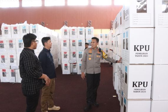 Pastikan Pilkada di Banyuasin Lancar dan Aman, AKBP Ruri Tinjau Pengepakan Logistik - JPNN.COM