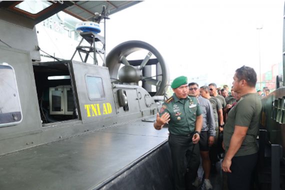 KSAD Jenderal Maruli Periksa Kesiapan Operasional Satuan Angkutan Air TNI AD - JPNN.COM