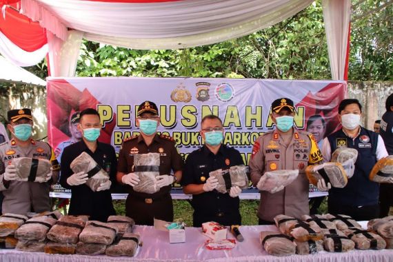 Polres OKU Timur Musnahkan 35,74 Kilogram Ganja Kering - JPNN.COM