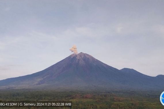 Masih Berstatus Waspada, Gunung Semeru Erupsi Lagi dengan Letusan Setinggi 800 meter - JPNN.COM